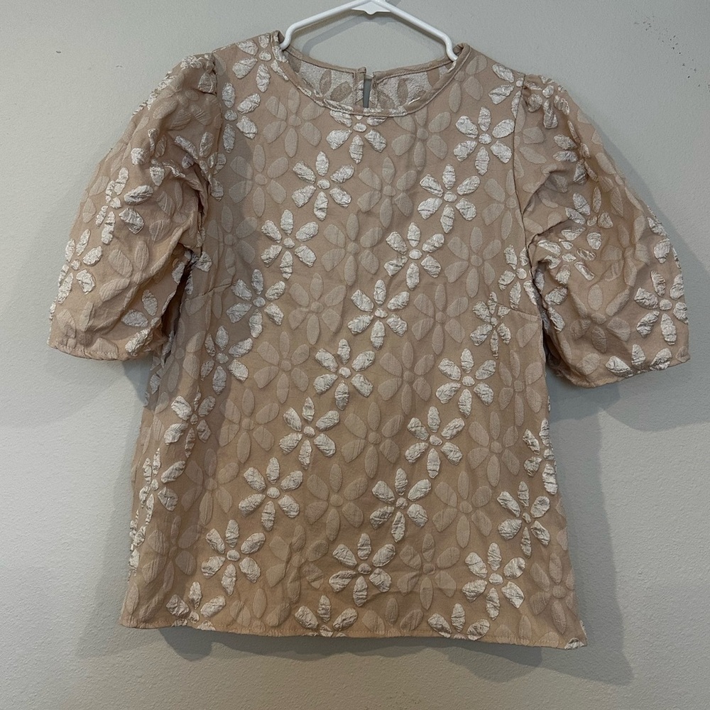 Women’s embroidered floral beige feminine short‎ sleeve blouse in a size large.